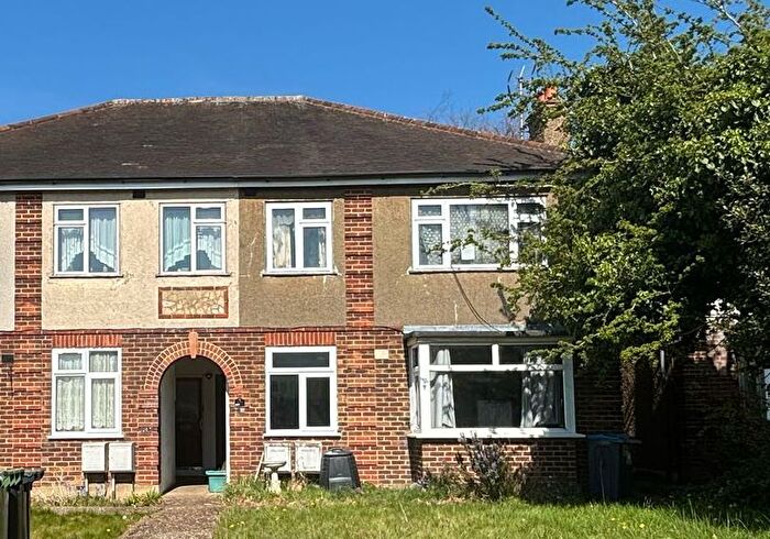 2 Bedroom Flat For Sale In Moor Lane, Chessington, Surrey, KT9