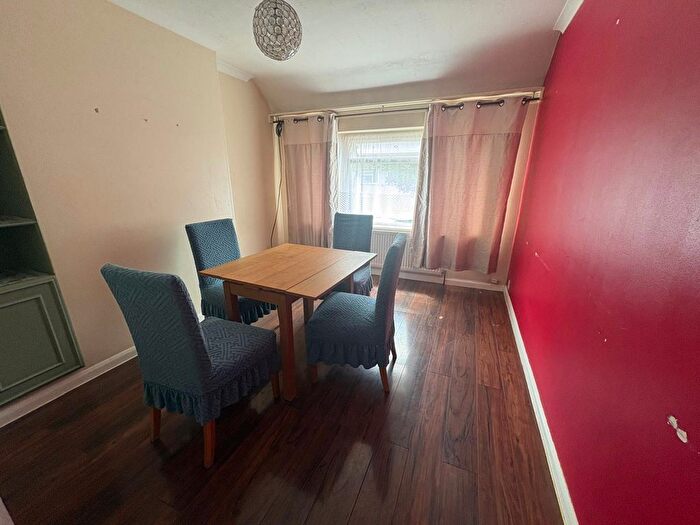 2 Bedroom Flat To Rent In Berwick Avenue, Hayes, UB4