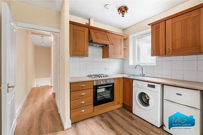 2 Bedroom Maisonette To Rent In Deepdene Court, London, N21
