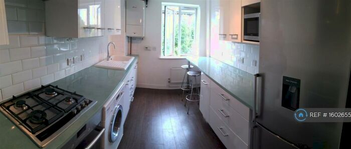 2 Bedroom Flat To Rent In Galway Close, London, SE16