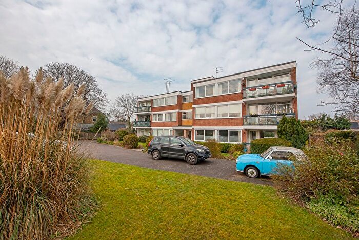 2 Bedroom Flat For Sale In Chertsey Road, Shepperton, TW17