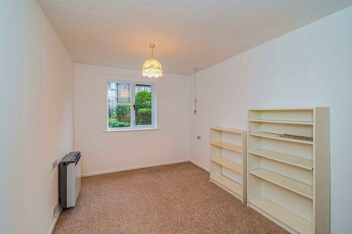 2 Bedroom Flat For Sale In Chestnut Lodge, Southampton, SO16