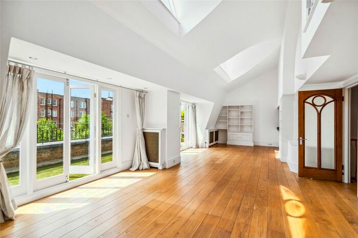 3 Bedroom Flat To Rent In Pembridge Crescent, London, W11