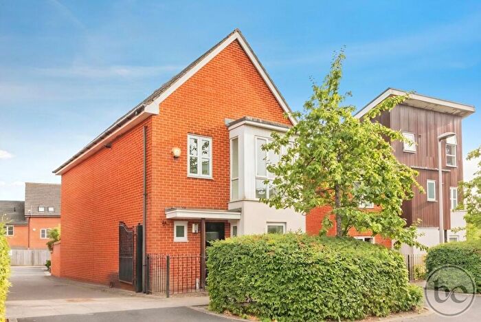 4 Bedroom Detached House For Sale In Puffin Way, Reading, RG2