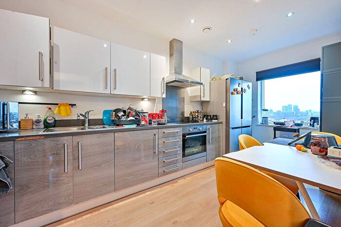 3 Bedroom Flat To Rent In Lakeside Drive, Park Royal, London, NW10