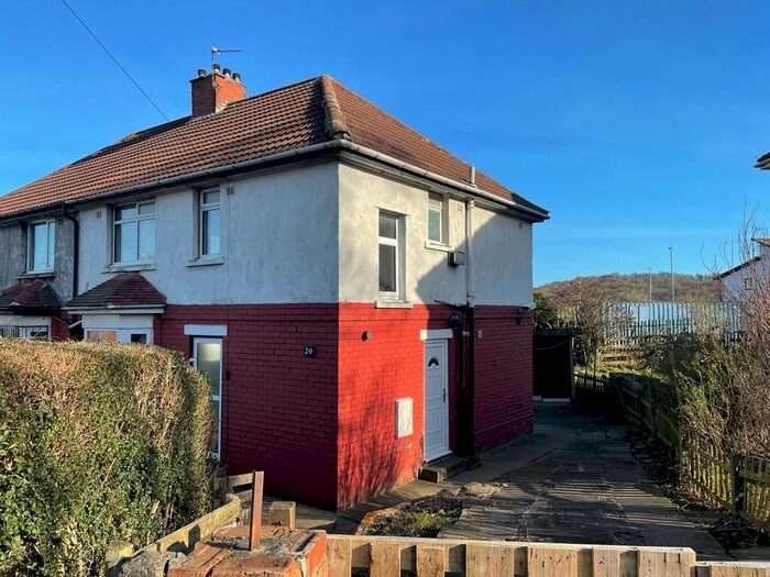 3 Bedroom Semi-Detached House To Rent In Thackeray Road, Bradford, BD10