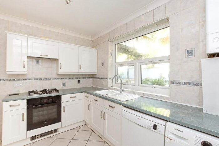 2 Bedroom Ground Maisonette For Sale In Crescent Road, Caterham, Surrey, CR3