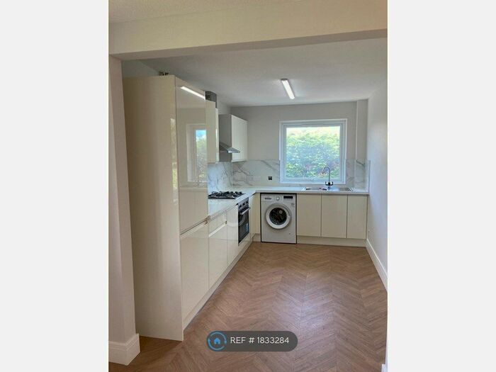 2 Bedroom Flat To Rent In Holly Court, London, SE26