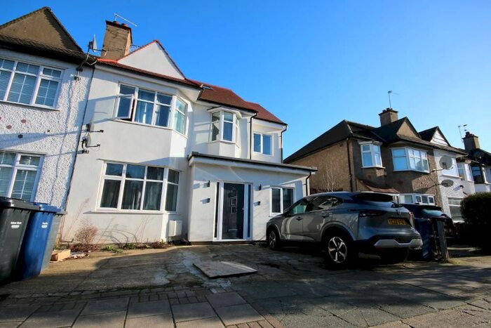 3 Bedroom Maisonette To Rent In Hale Grove Gardens, Mill Hill, London, NW7