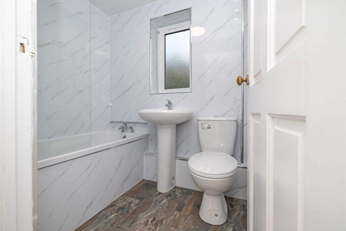 3 Bedroom Flat To Rent In Denhead Crescent, Dundee, DD2