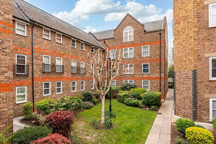 2 Bedroom Flat For Sale In Station Road, Ware, SG12