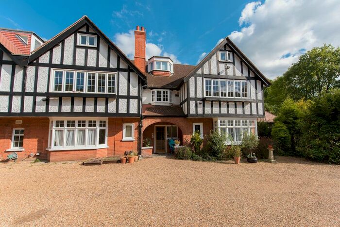 3 Bedroom Flat To Rent In Claremont Lane, Esher, Surrey, KT10