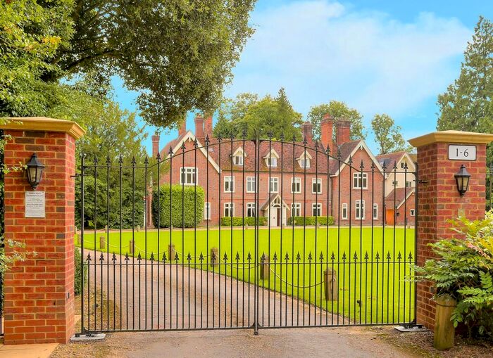 2 Bedroom Flat For Sale In Astwick Manor, Coopers Green Lane, Hatfield, Hertfordshire, AL10