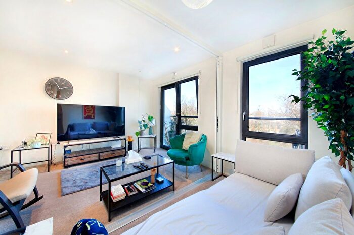 2 Bedroom Flat To Rent In Gwynne Road, Battersea Park, SW11