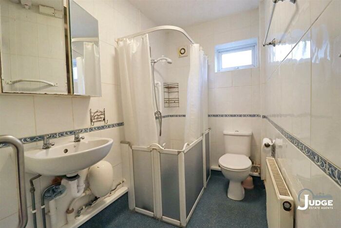 2 Bedroom Detached Bungalow For Sale In Hardie Crescent, Leicester, LE3
