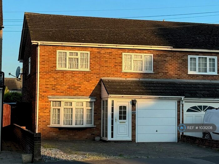 4 Bedroom Semi-Detached House To Rent In Dagenham Road, Romford, RM7