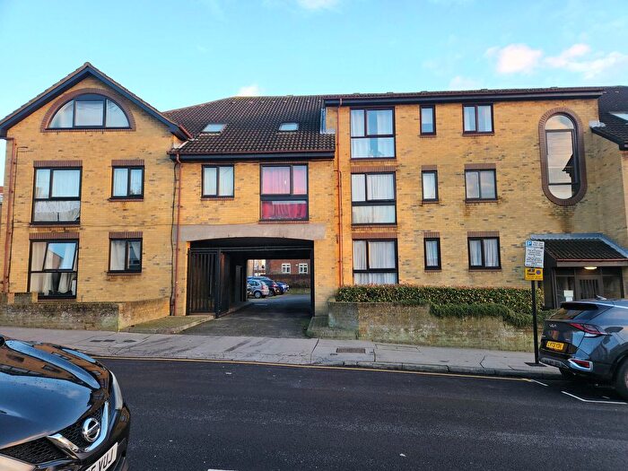 2 Bedroom Flat To Rent In The Retreat, Surrey, CR7