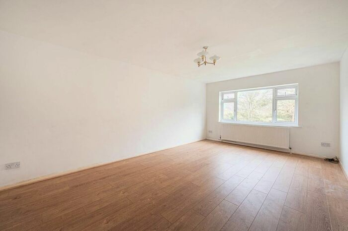 2 Bedroom Flat To Rent In Hexham Road, Barnet, EN5
