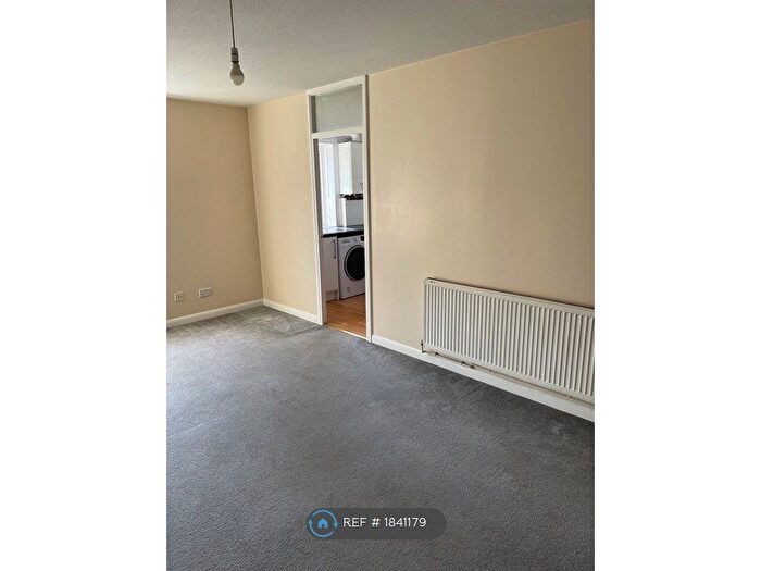 2 Bedroom Flat To Rent In Stephensen Court, Cheam, SM2