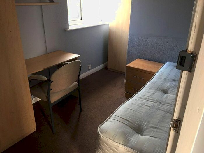 4 Bedroom Maisonette To Rent In Wilmslow Road, Manchester, Greater Manchester, M14