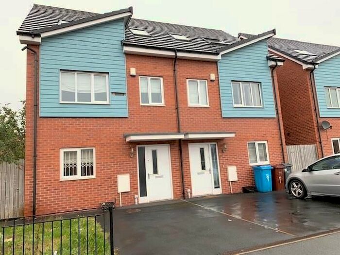 4 Bedroom Semi-Detached House To Rent In Carmody Close, Manchester, M40