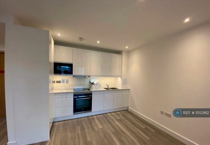 Studio To Rent In Grevillea House, London, NW9