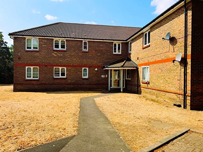 1 Bedroom Flat For Sale In Stirling Grove, Hounslow, TW3