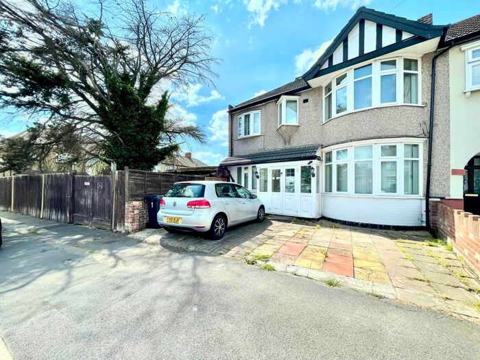 5 Bedroom Detached House To Rent In Conway Crescent, Chadwell Heath, Romford, RM6