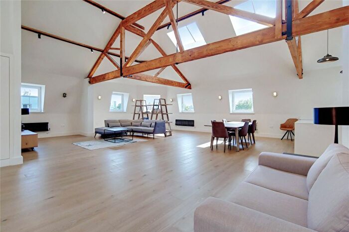 3 Bedroom Flat To Rent In Kingsland Road, Hoxton, London, E2