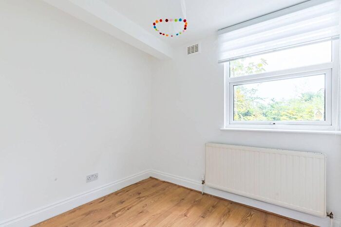 3 Bedroom Flat To Rent In Muswell Avenue, Muswell Hill, London, N10
