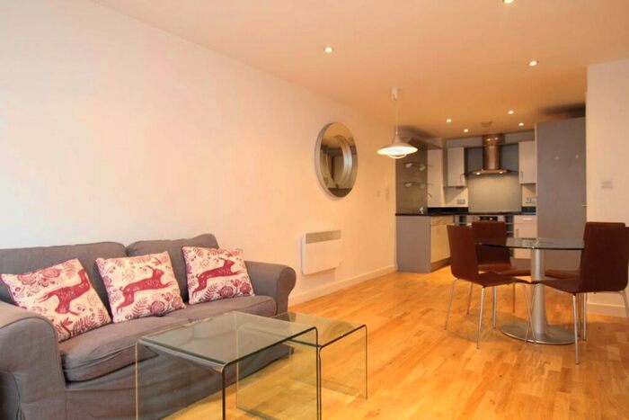 2 Bedroom Flat To Rent In Southgate Road, Islington, N1