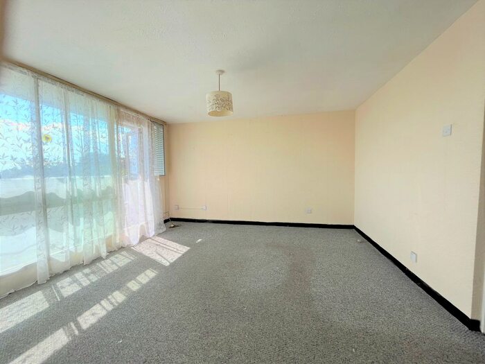 2 Bedroom Maisonette To Rent In Tolhurst House, Southend, SS1