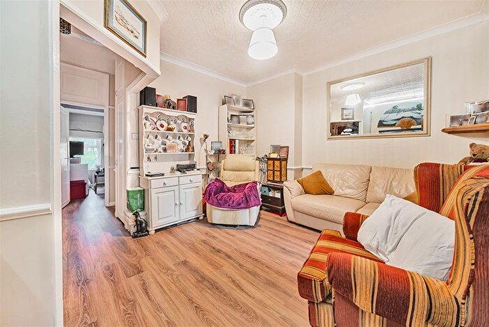 2 Bedroom Flat For Sale In Stanley Road, Carshalton, SM5