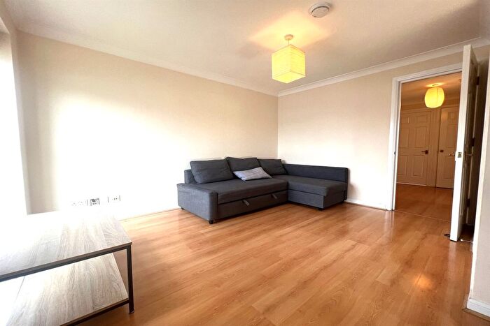 2 Bedroom Flat To Rent In Constable Avenue, London, E16