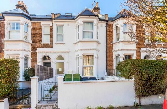 2 Bedroom Flat To Rent In Percy Road, London, W12