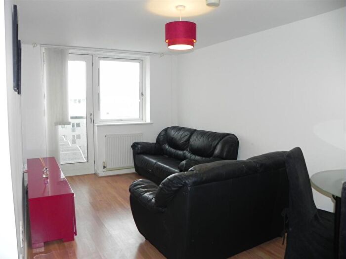 2 Bedroom Apartment To Rent In Royal Quay, Liverpool, L3