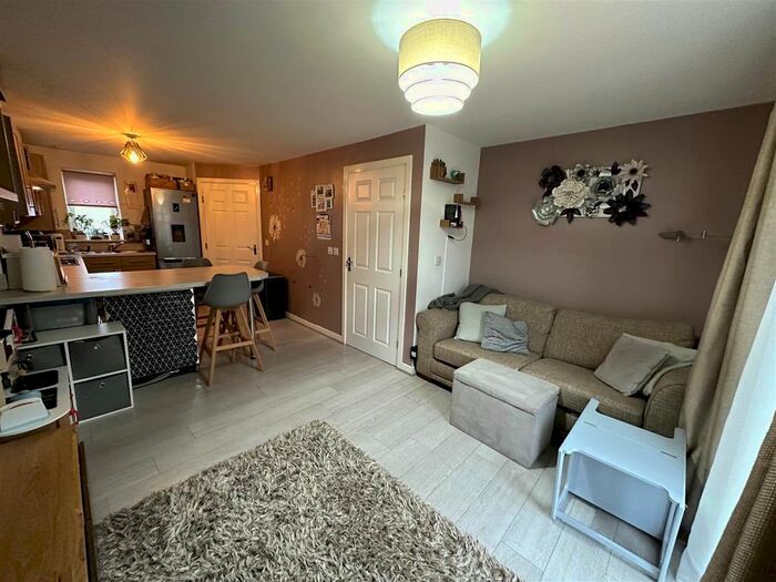 3 Bedroom End Of Terrace House For Sale In Pond View, Selby, YO8