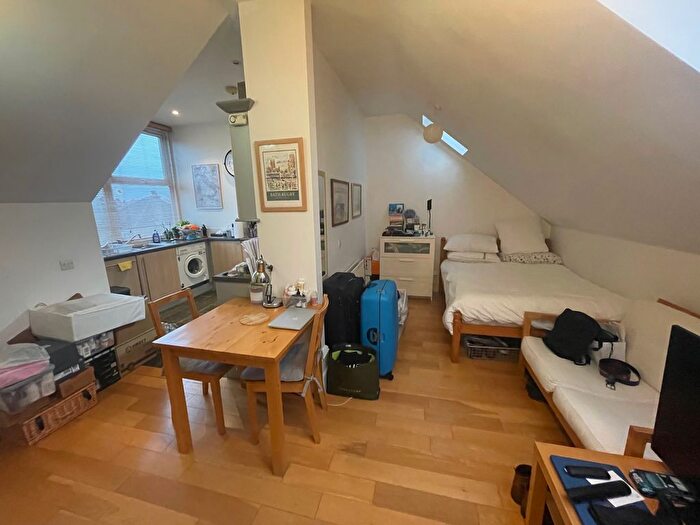 Studio To Rent In Woodside Grove, London, N12