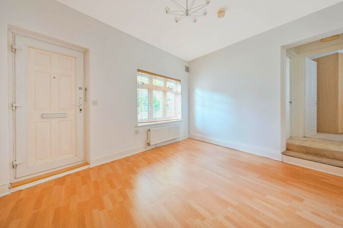 2 Bedroom Flat To Rent In Burney Avenue, Surbiton, KT5