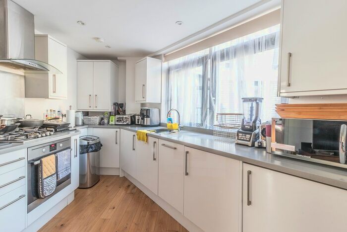 2 Bedroom Flat To Rent In Windsor Court, Corner Hall, Hemel Hempstead, HP3