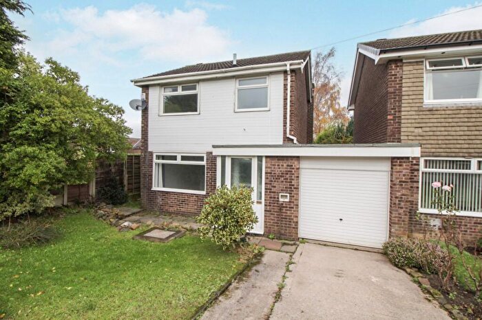 3 Bedroom Link Detached House For Sale In Pennine Road, Glossop, Derbyshire, SK13