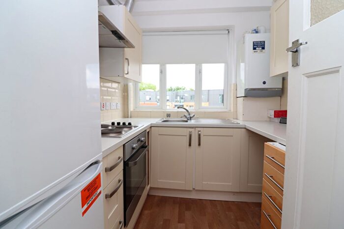 3 Bedroom Flat To Rent In Park Court, Balham Park Road, London, SW12
