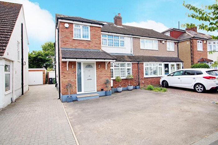 4 Bedroom Semi Detached House For Sale In Orchard Way, Goffs Oak, EN7