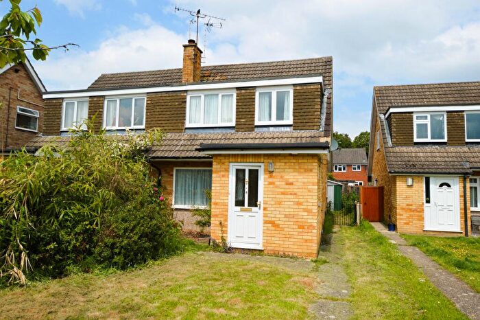 3 Bedroom Semi-Detached House For Sale In Hewlett Place Bagshot, GU19