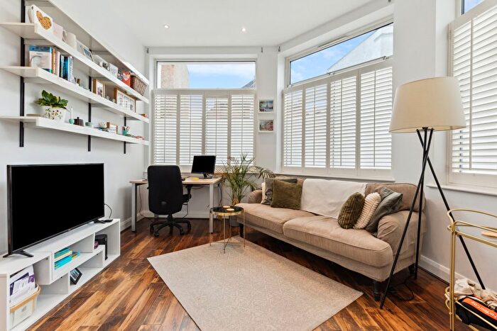 1 Bedroom Flat For Sale In Greyhound Road, Fulham, W6