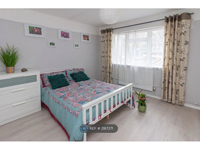 2 Bedroom Flat To Rent In East Street, London, SE17