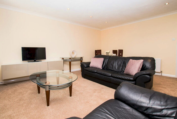 2 Bedroom Flat To Rent In Three Bridges, Pound Hill, Crawley, RH10