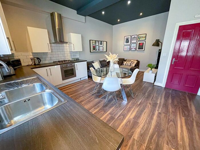 6 Bedroom Terraced House To Rent In Esher Road, L6