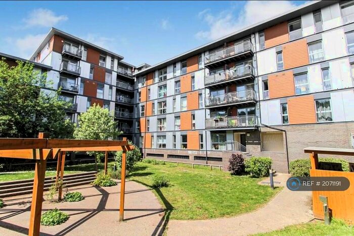 2 Bedroom Flat To Rent In Page Court, Crawley, RH10