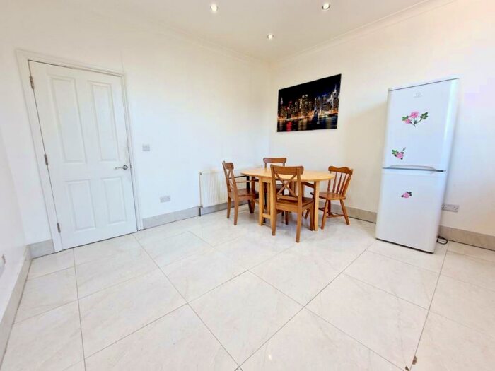 2 Bedroom Flat To Rent In High Road, N15